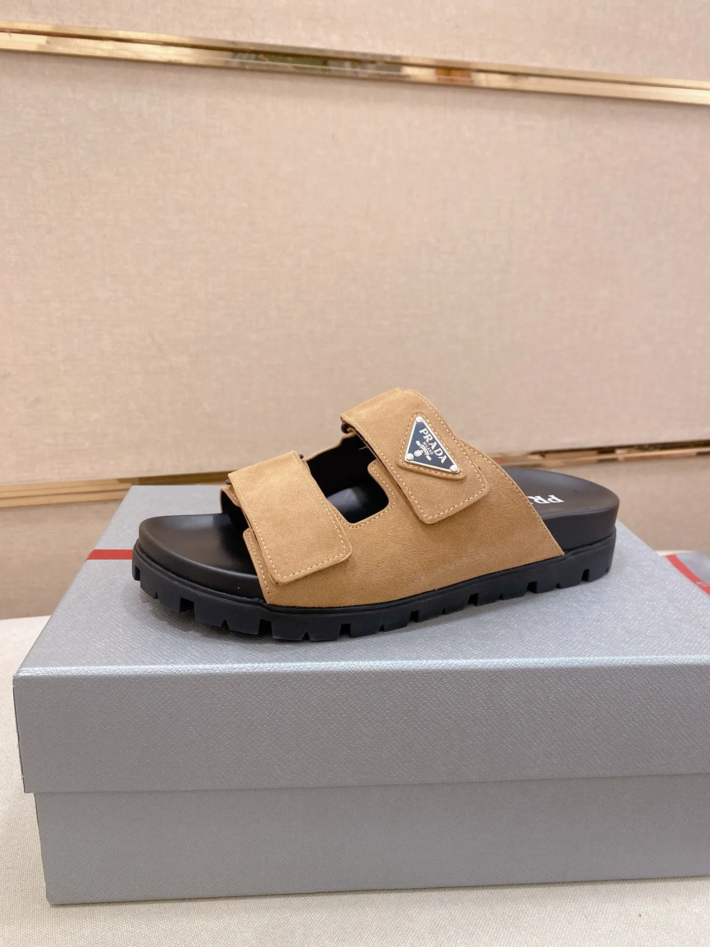 Men's shoes 💰: 440💰 [PRADA Slippers] High-end men's shoes brand official website 1:1 latest masterpiece: original mold opening and customization, the fabric is made of imported suede cowhide original material, upgraded outsole, lighter and non-slip. The market's top quality, simple yet tasteful, a must-have for fashionistas, fashionable at your feet, full of confidence, the same style at the counter 👍The season of summer slippers is here. Code: 38-45